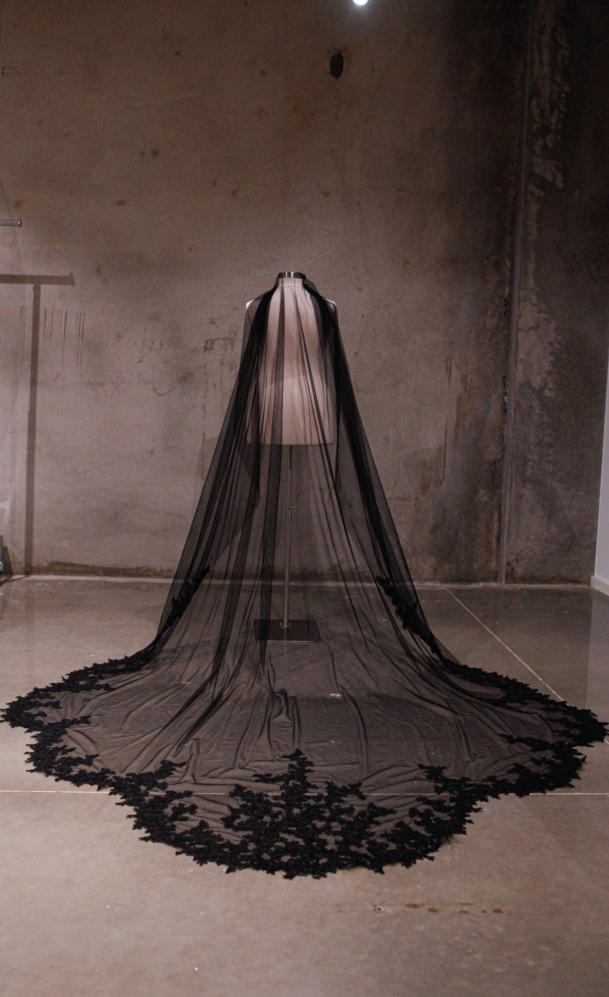 BLACK ROYAL | Royal Cathedral Scalloped Lace Veil
