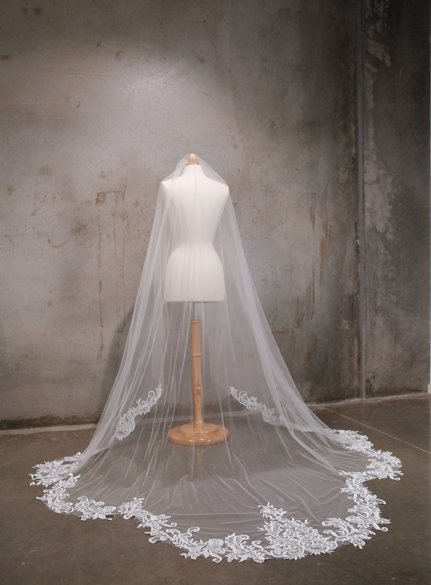 AURORA | Royal Cathedral Scalloped Lace Veil