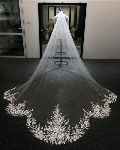 ANTHIEA | Royal Cathedral Scalloped Lace Veil