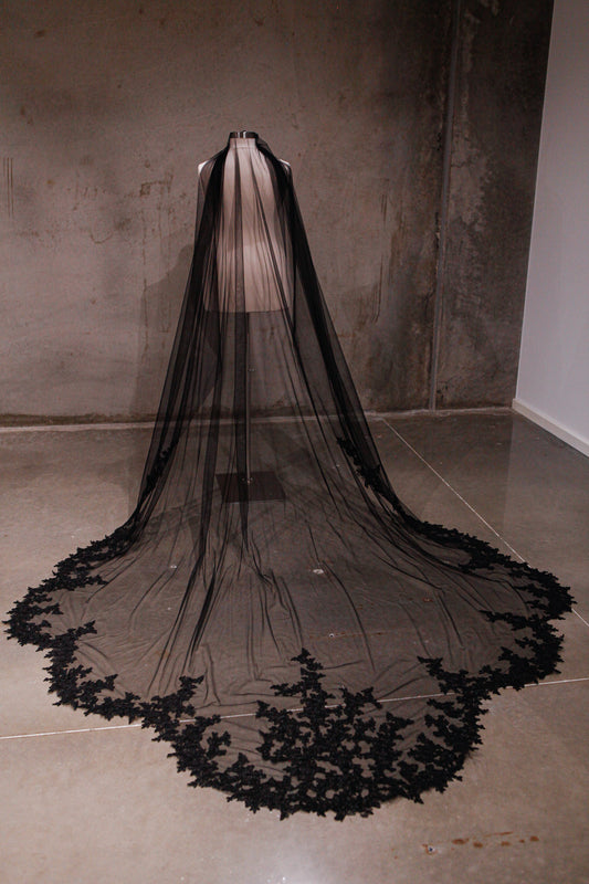 BLACK ROYAL | Royal Cathedral Scalloped Lace Veil