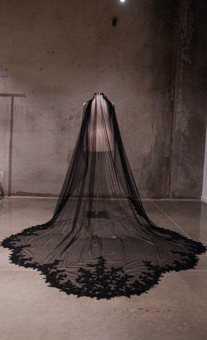 BLACK ROYAL | Royal Cathedral Scalloped Lace Veil