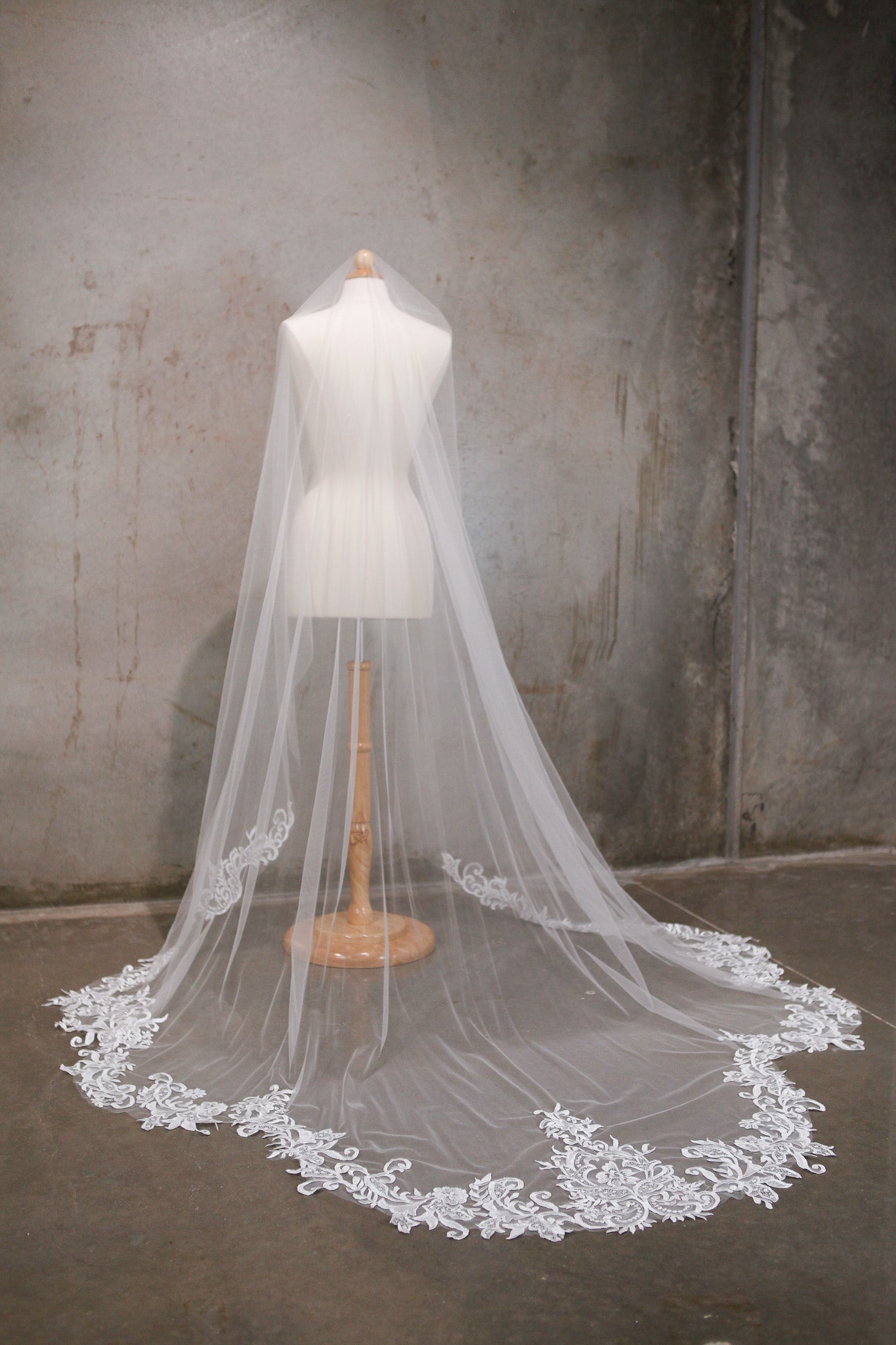AURORA | Royal Cathedral Scalloped Lace Veil
