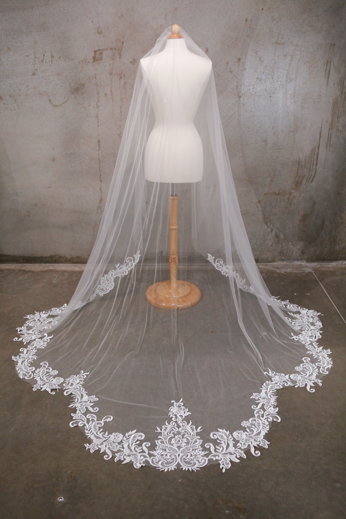 AURORA | Royal Cathedral Scalloped Lace Veil